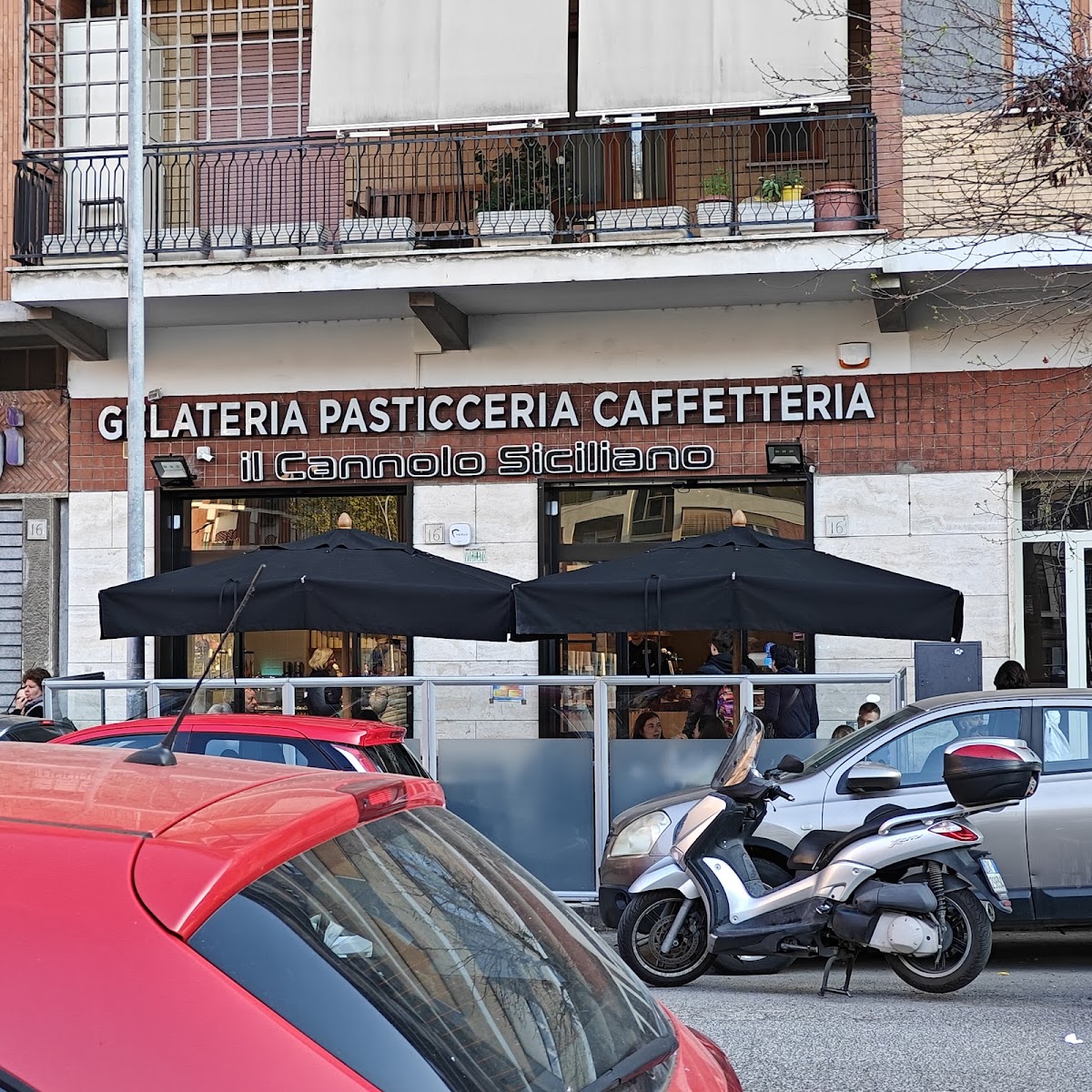 Il banco e la vetrina dei gusti.