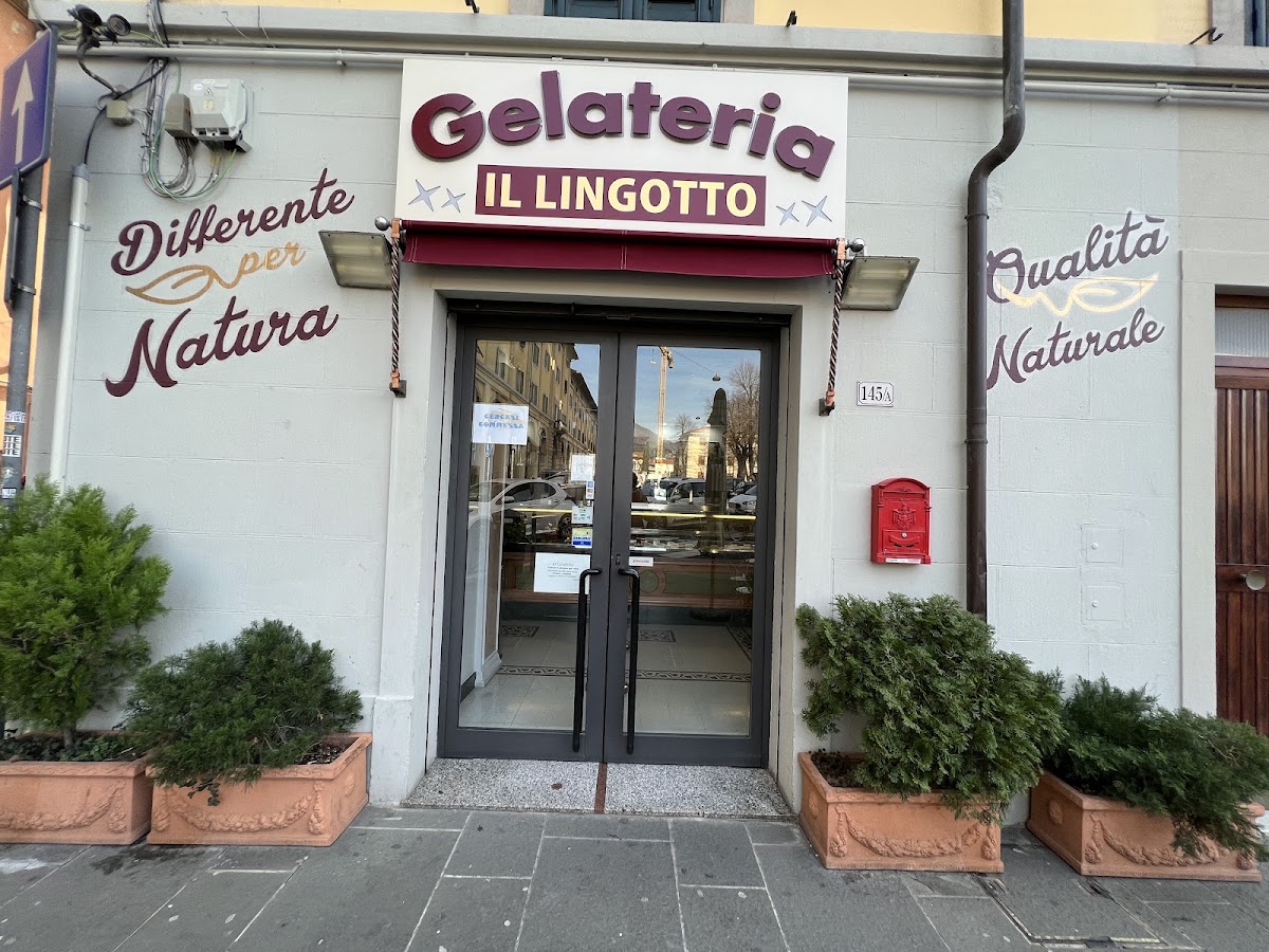 Il banco e la vetrina dei gusti.