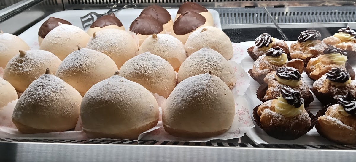 Le vaschette in vetrina.