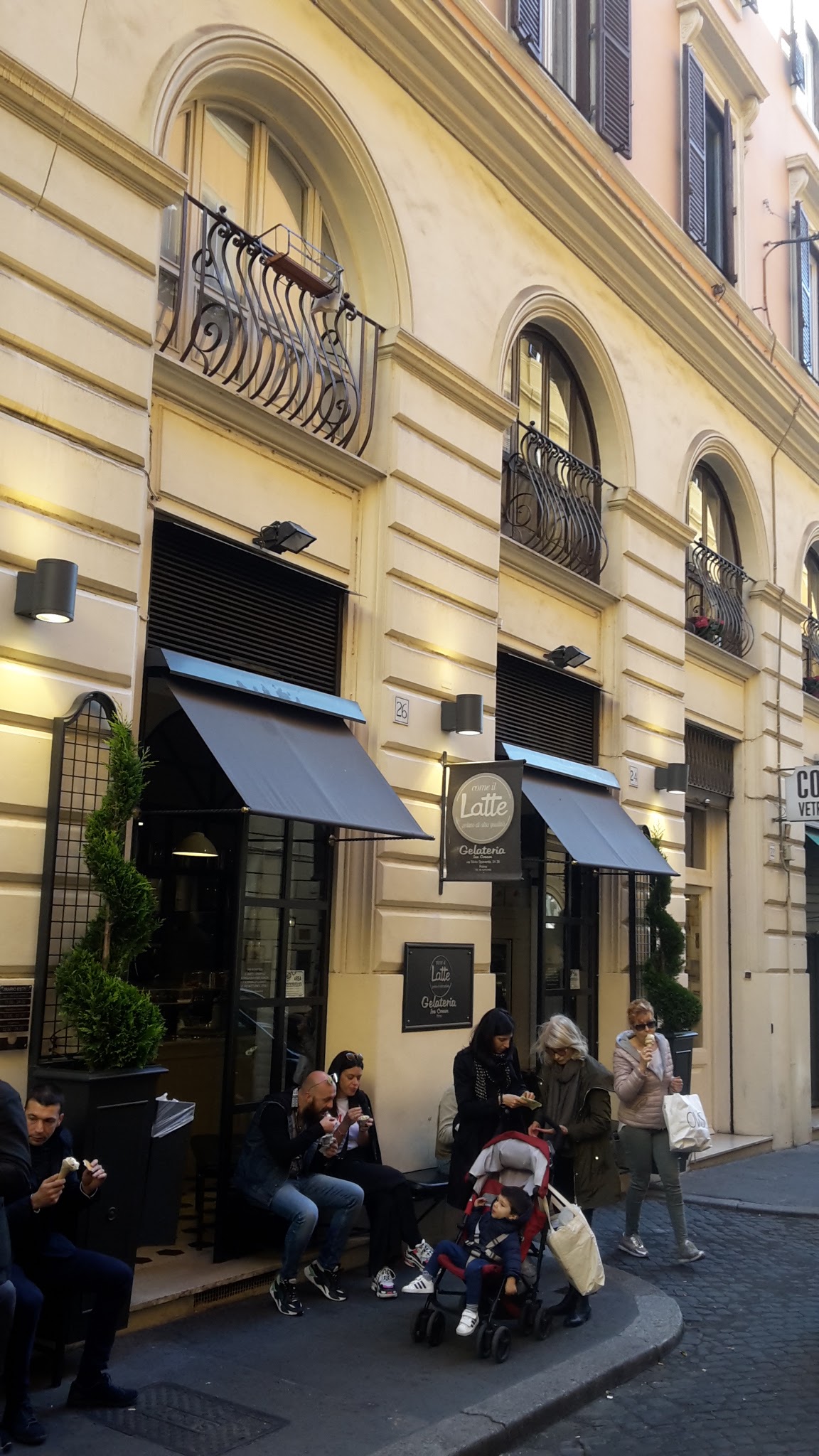 Il banco e la vetrina dei gusti.