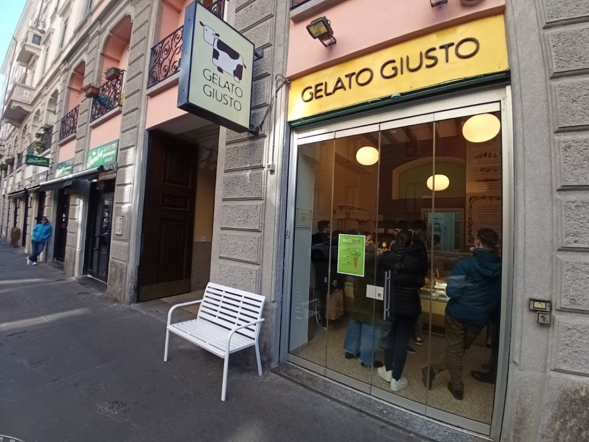 Il banco e la vetrina dei gusti.