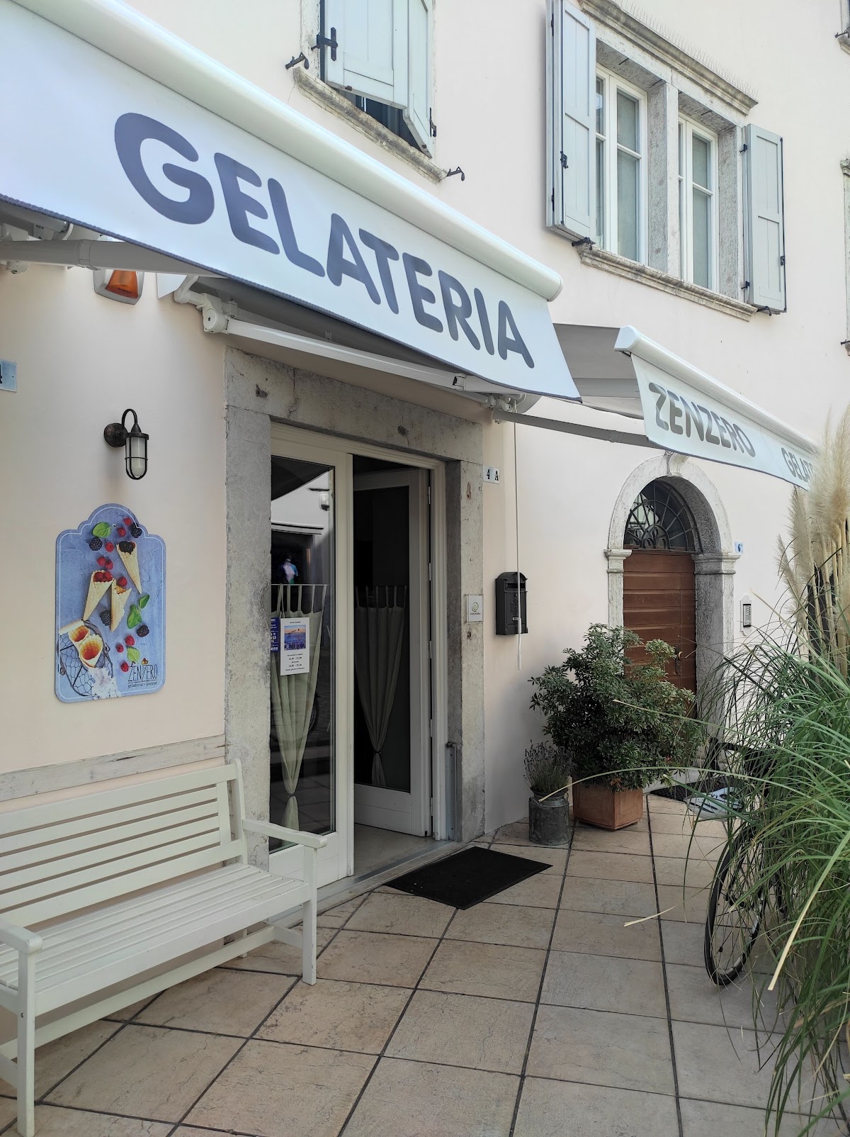 Il banco e la vetrina dei gusti.