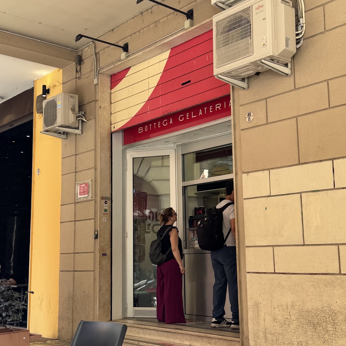 Il banco e la vetrina dei gusti.