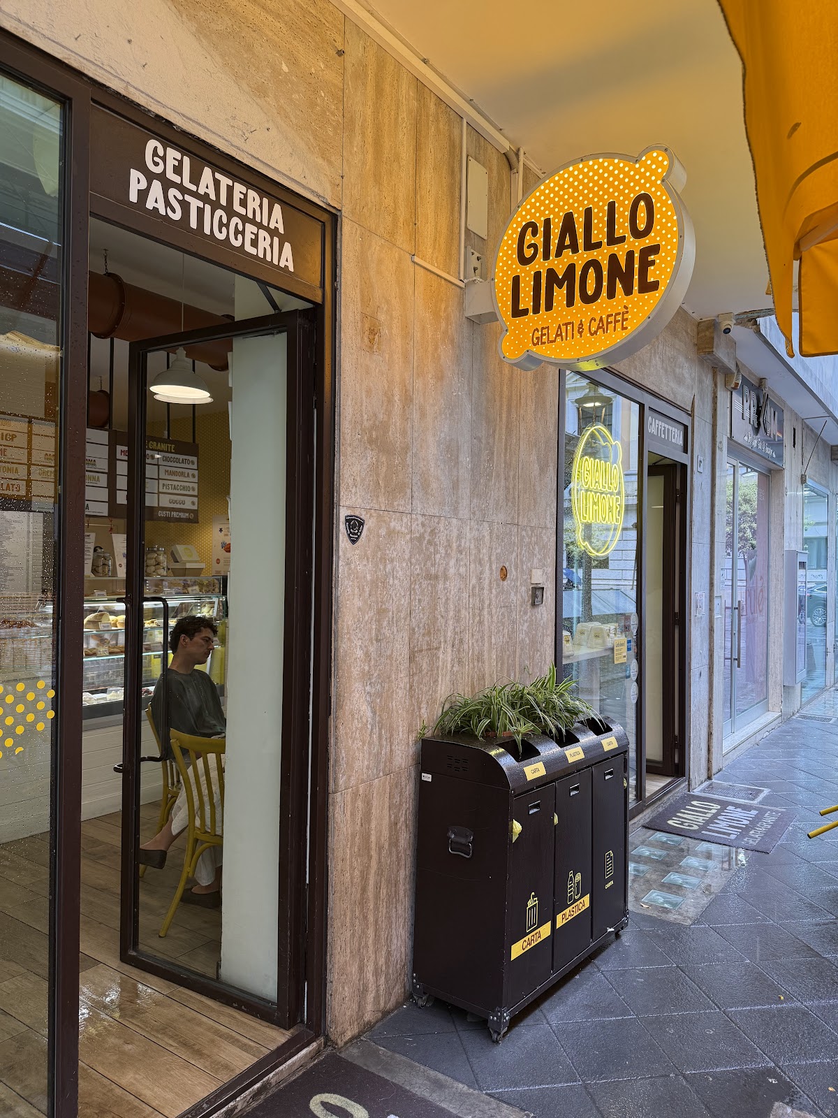 Il locale visto dall'interno.