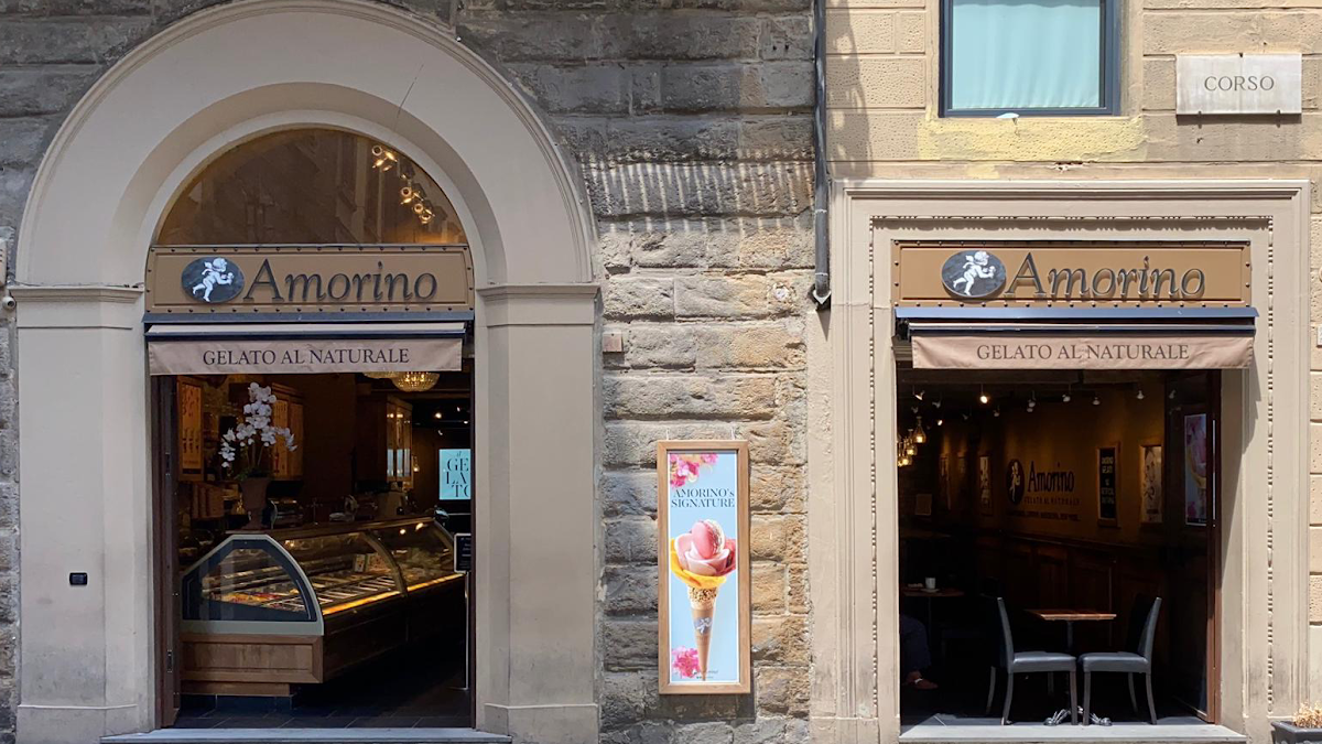 Il banco e la vetrina dei gusti.