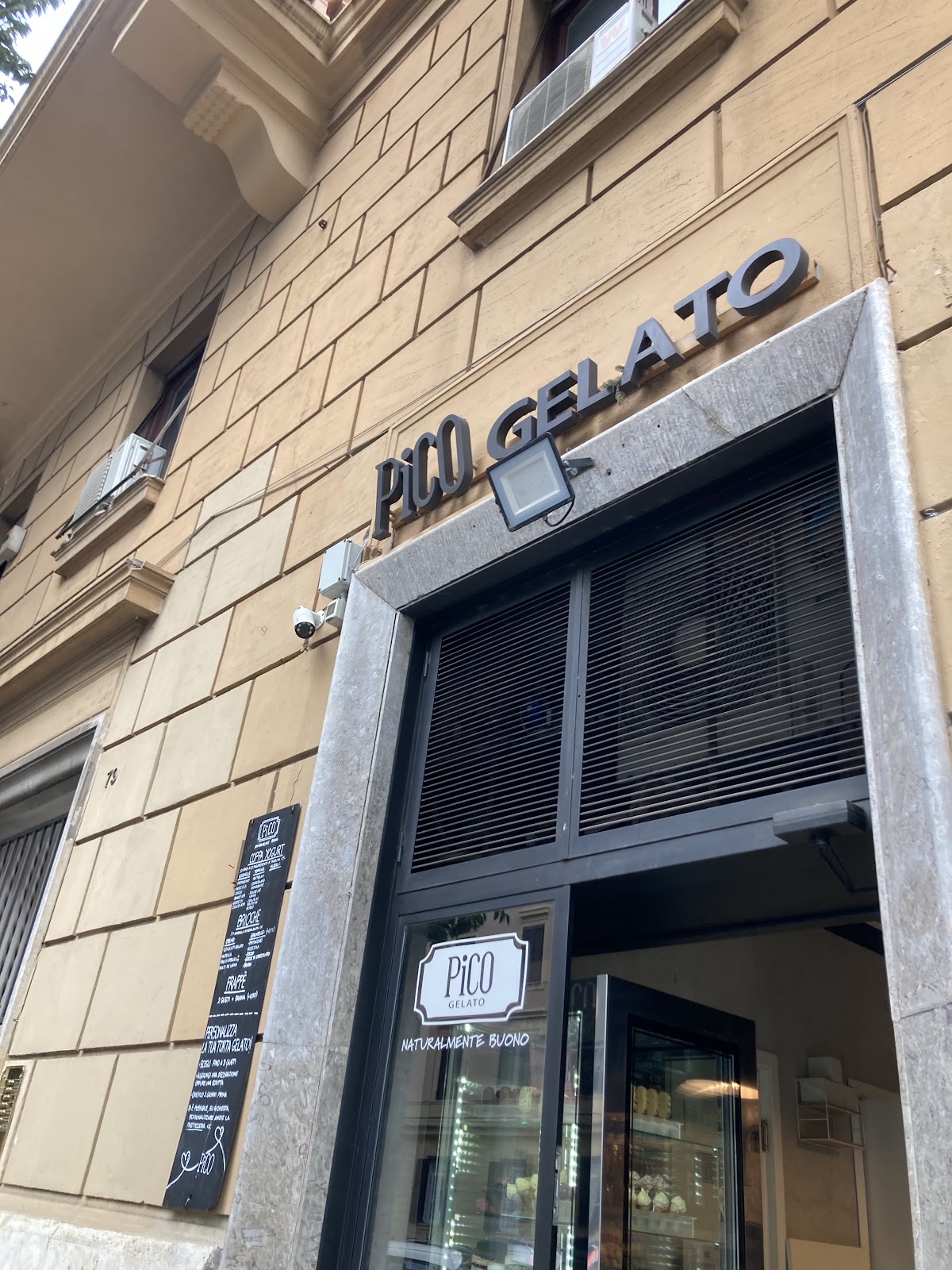 Un dettaglio della vetrina.