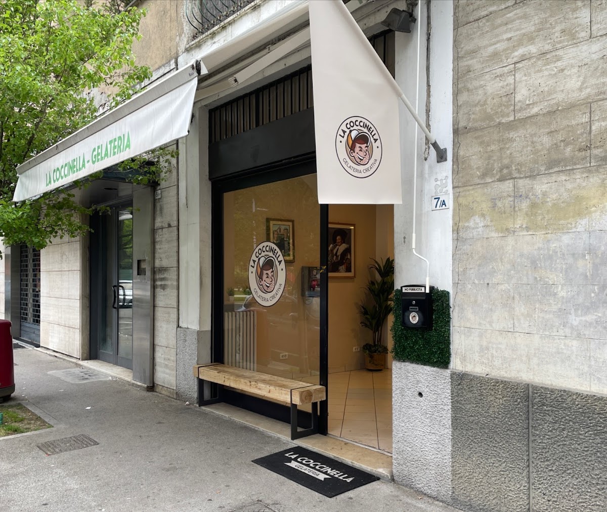 Il banco e la vetrina dei gusti.