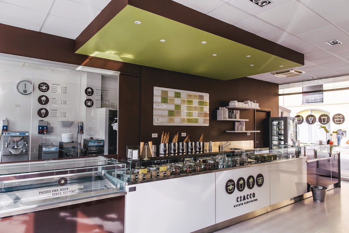 Il banco e la vetrina dei gusti.