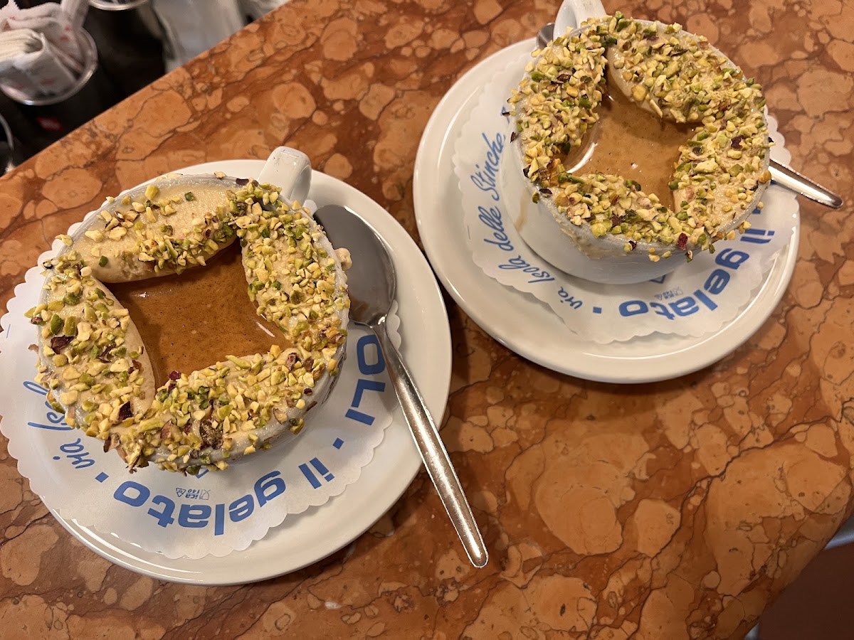 Un dettaglio della vetrina.