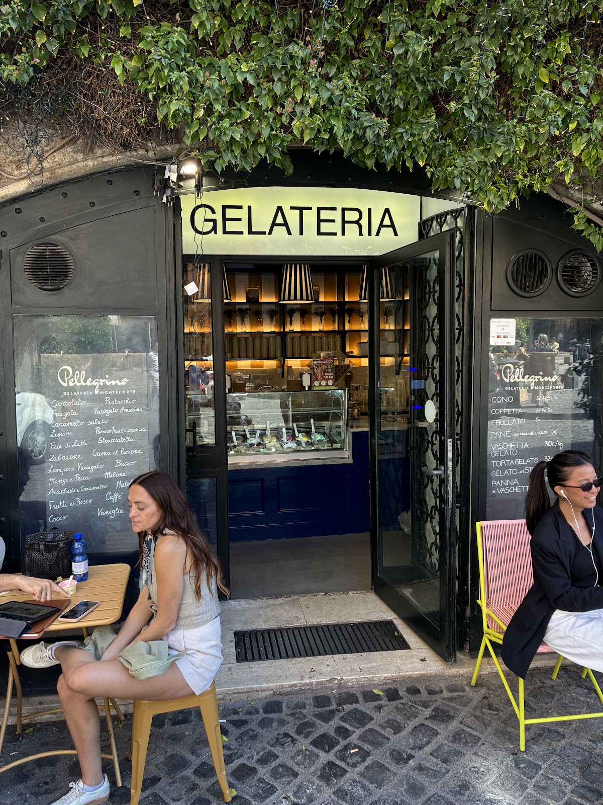 Il banco e la vetrina dei gusti.