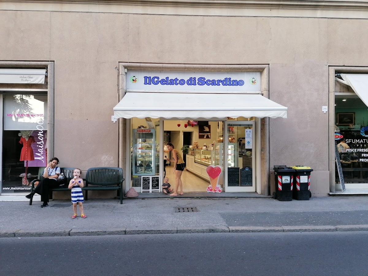 Il banco e la vetrina dei gusti.