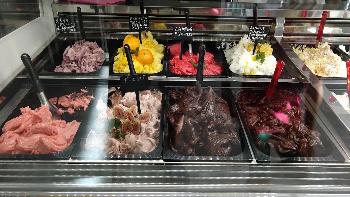 Le vaschette in vetrina.