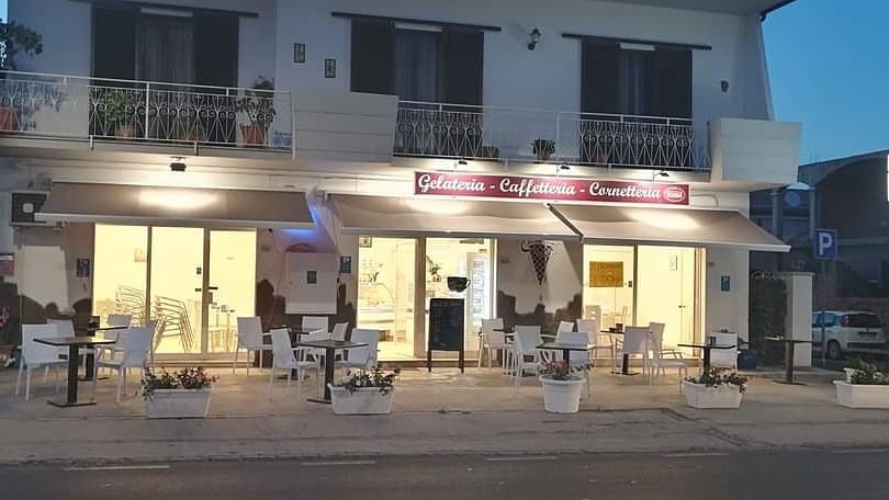 Il banco e la vetrina dei gusti.