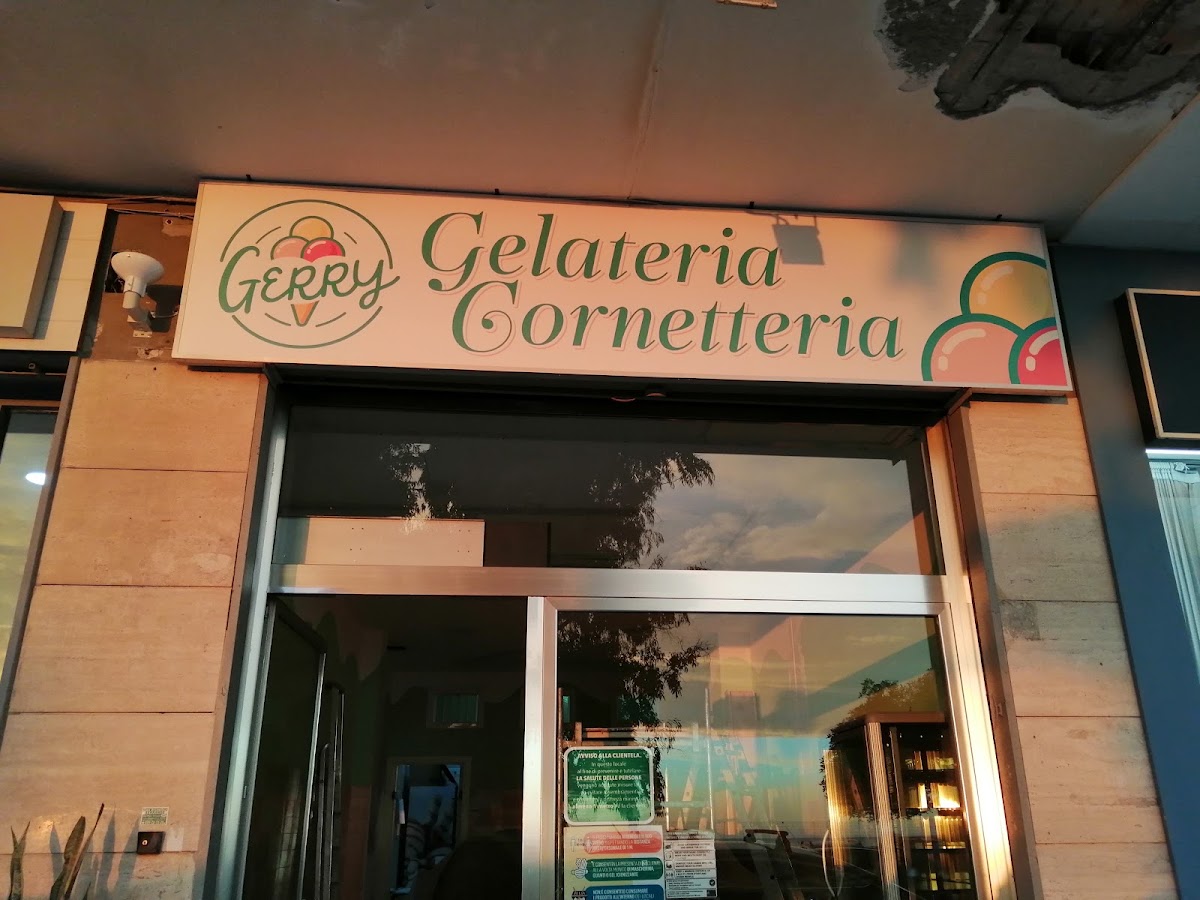 Il banco e la vetrina dei gusti.