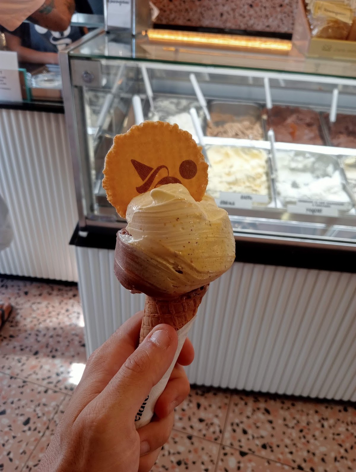 Un dettaglio della vetrina.
