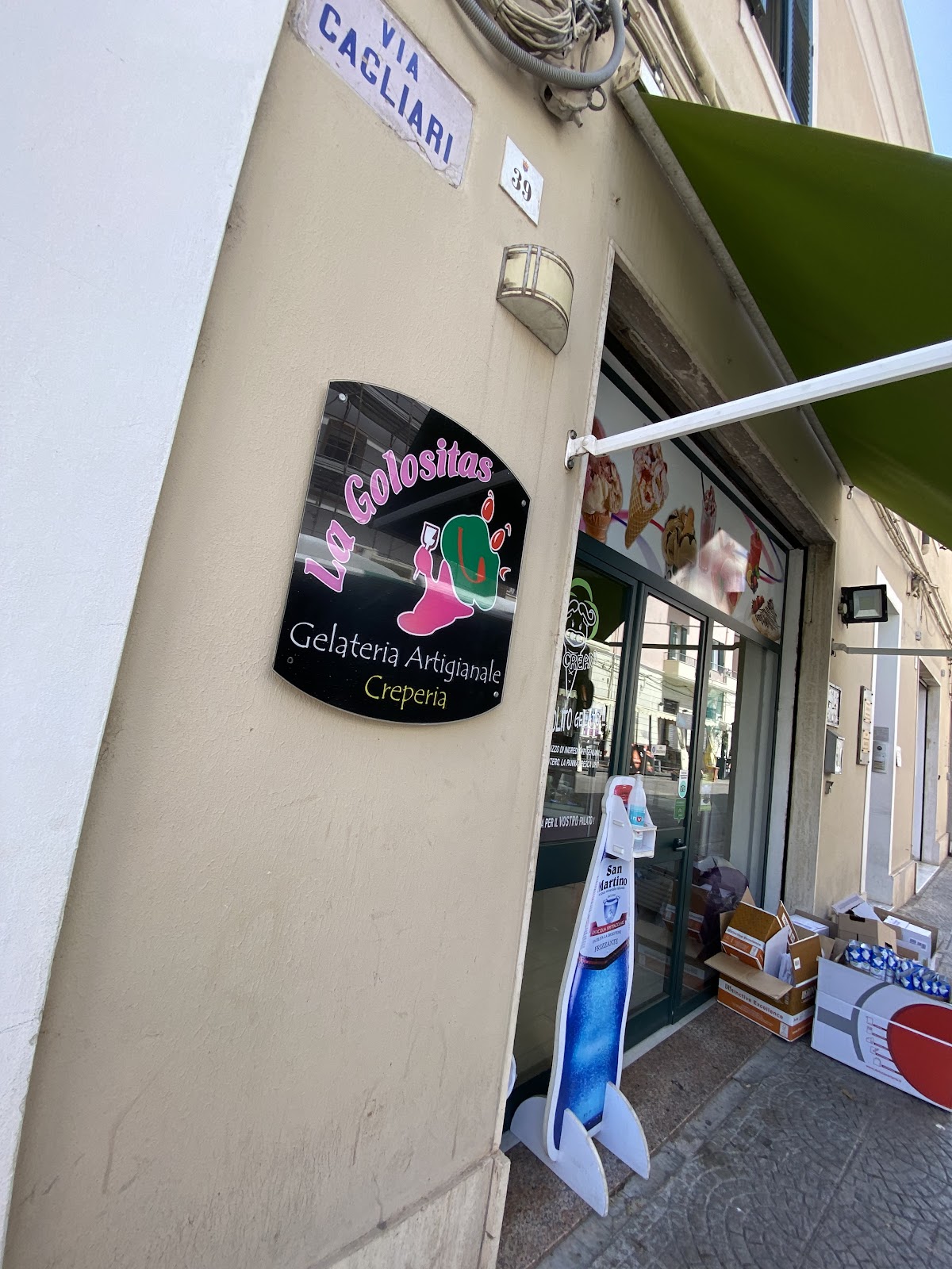 Il banco e la vetrina dei gusti.