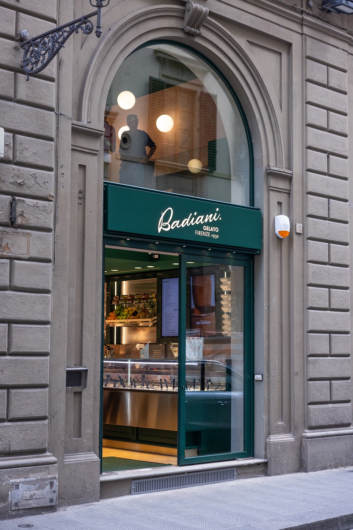 Il banco e la vetrina dei gusti.