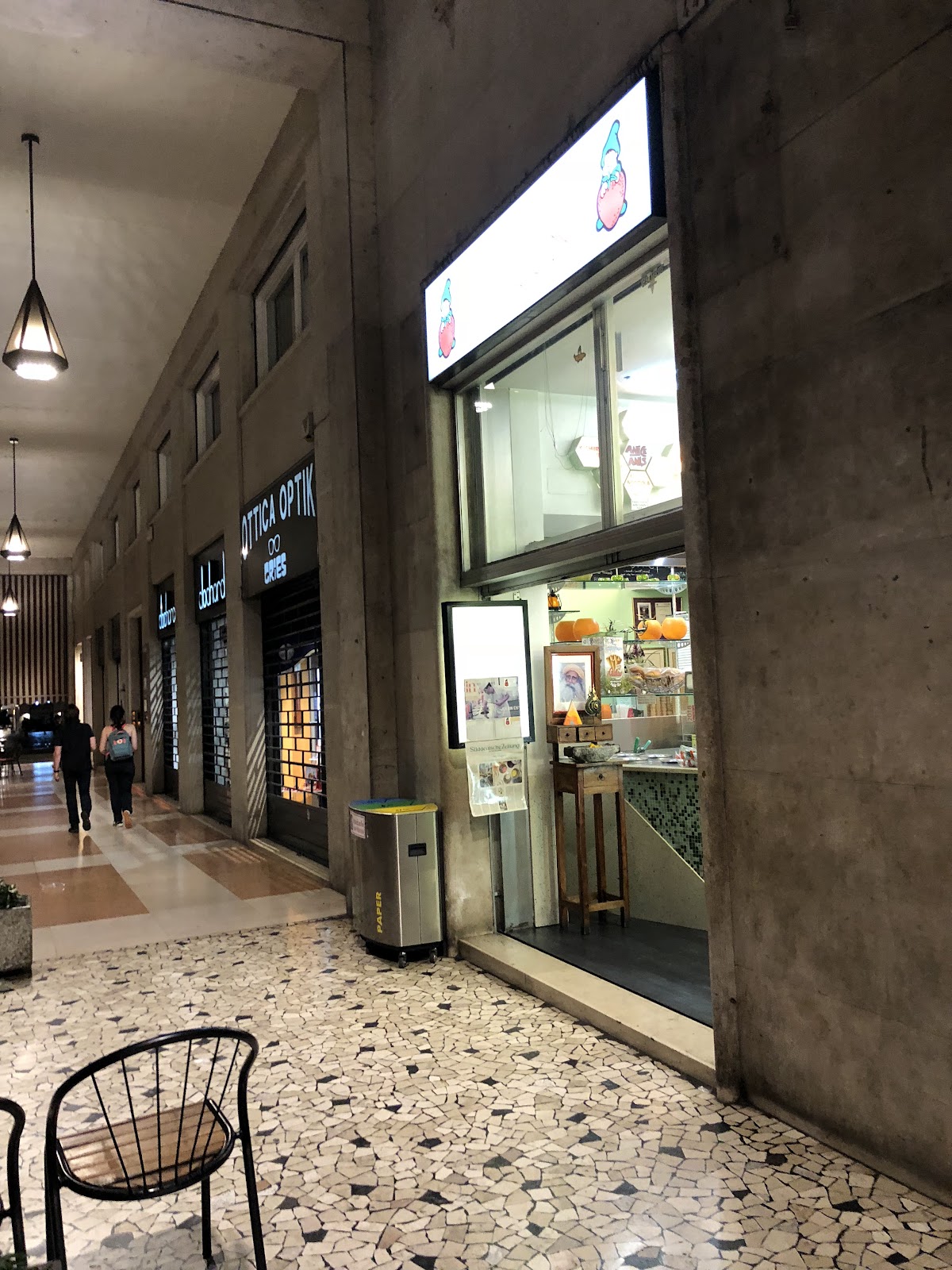 Il banco e la vetrina dei gusti.