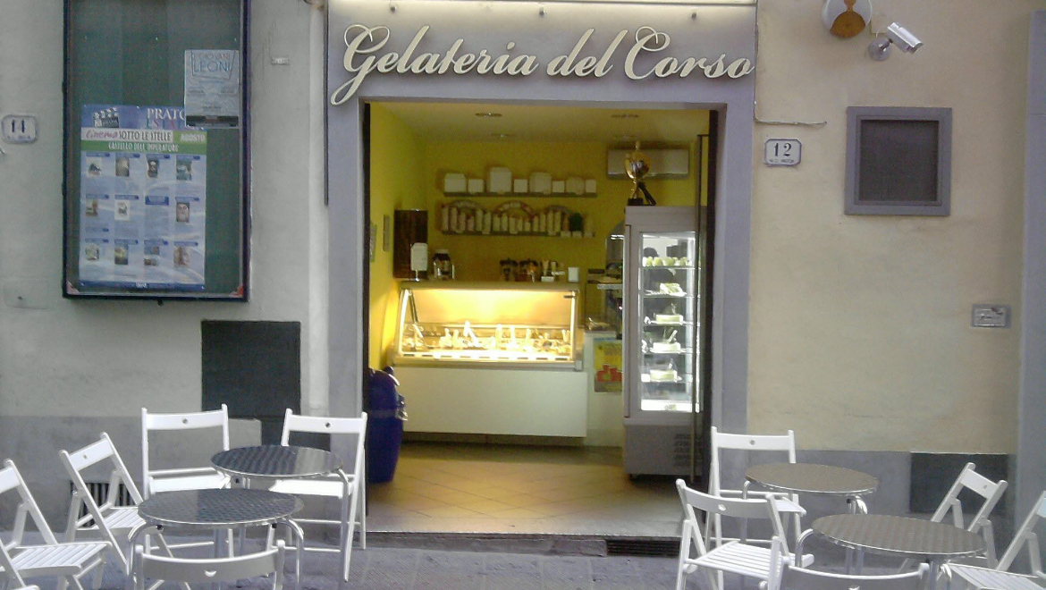 Il banco e la vetrina dei gusti.